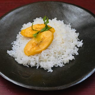 Arroz blanco con plátano