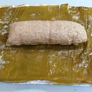 retire el hilo, la manta de cielo y la hoja de plátano