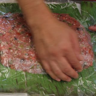 ayudarse con un plástico encima de la carne