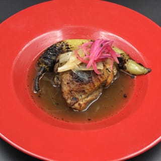 platos hondos sirva una pieza de gallina