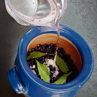 Agregue agua a los frijoles