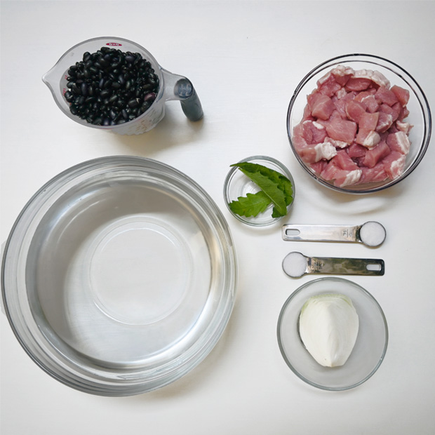 Ingredientes frijol con puerco