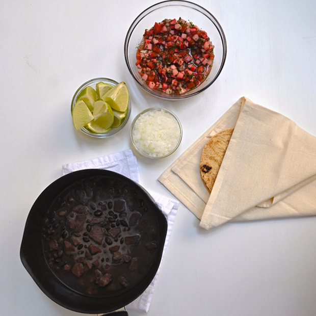 coloque el salpicón, tortillas, limones y cebolla