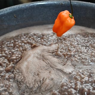 perfumar el frijol colado con el chile habanero