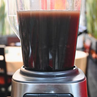 Licúe en dos tantos los frijoles