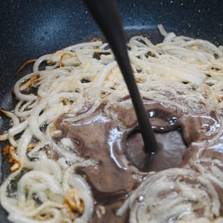 Vierta los frijoles licuados