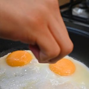 Huevos-Motuleños_agregando_sal