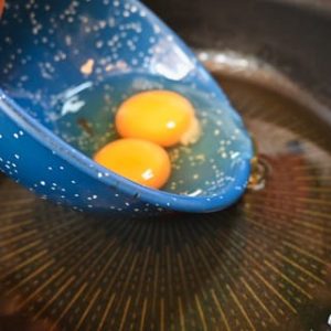 Huevos-Motuleños_friendo_huevos