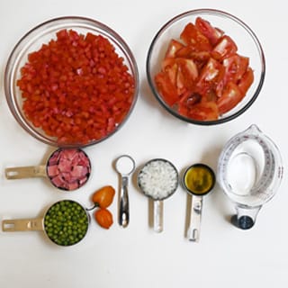 Huevos motuleños ingredientes