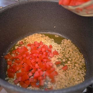 Tomate rojo friéndose