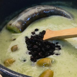 agregue pasitas negras y aceitunas verdes