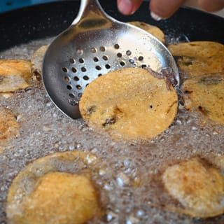 Panucho friéndose de ambos lados