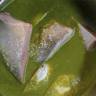 Introduzca las postas de pámpano en la salsa cocida