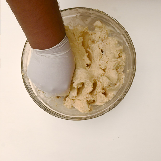 Mezclando masa y manteca Pibiwa