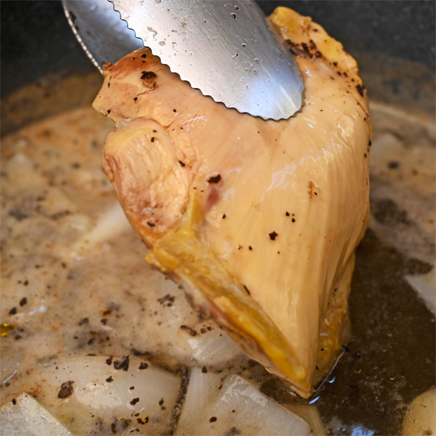 Pollo en pebre cocinando