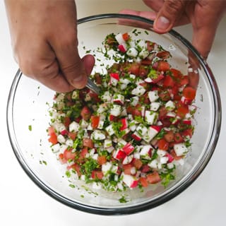 Mezclando salpicón rábanos