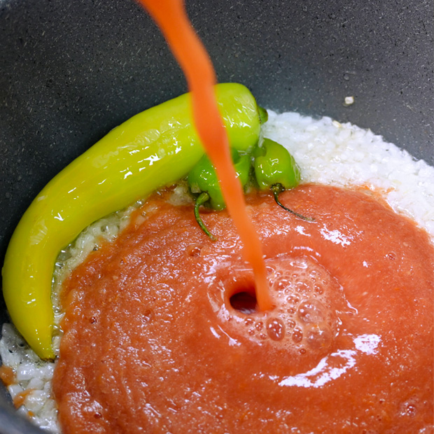 Agregando tomate molido chiltomate