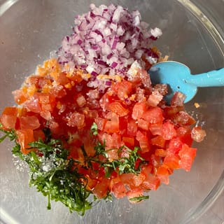 En un tazón mezcle todos los ingredientes