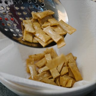 Sacando tiritas del aceite